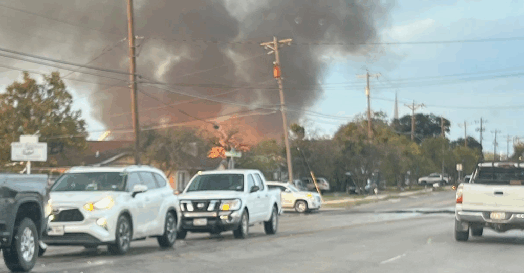 Fuerte incendio en edificio de San Angelo provoca cierre de calles y despliegue de bomberos